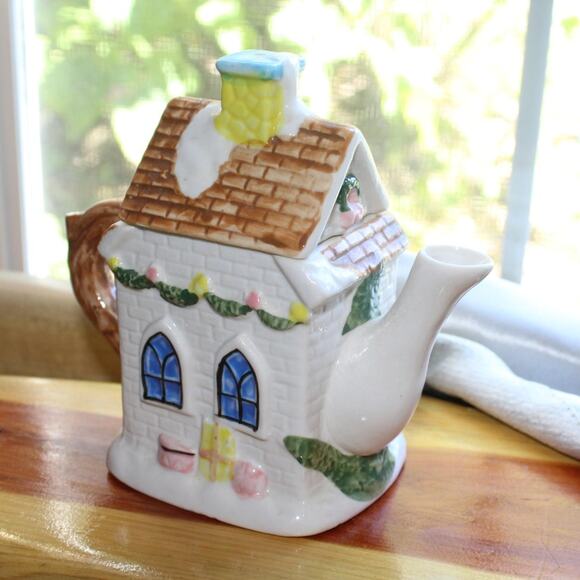 Houston Harvest Santa Claus Cottage Ceramic Teapot. - Picture 1 of 8
